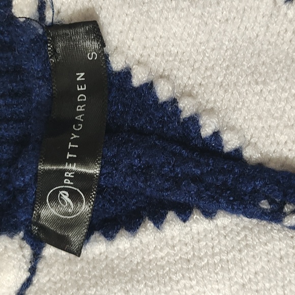 Elegant V-Neck Sweater - Navy and Cream - Picture 10 of 12